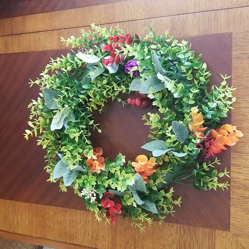❣5 for $25 Sale❣ Lightweight Flowered Plastic Wreath